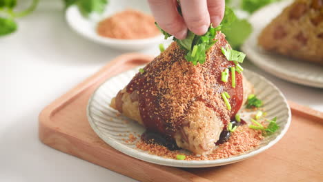 gemüsezongzi. vegetarischer reisknödel für das duanwu-drachenboot-festival.