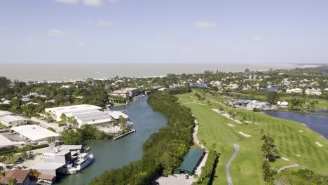 Luftaufnahme-Des-Golfplatzes-Und-Der-Wasserstraße-Von-Boca-Grande-Island-Gasparilla