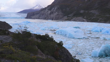 Eis-Schwimmt-Im-Grauen-See-Neben-Dem-Gletscher-Im-Torres-Del-Paine-Nationalpark