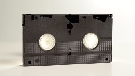 un viejo cassette de vhs con grabaciones familiares
