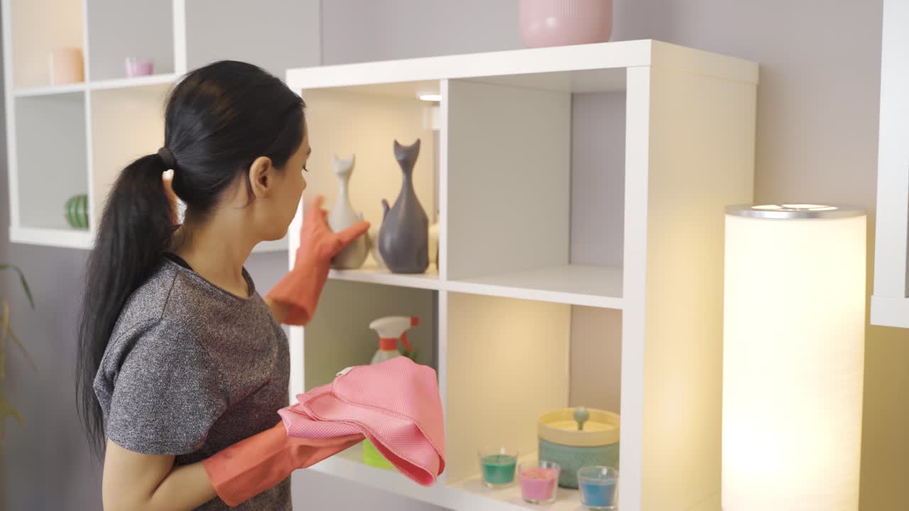 집을 청소하세요. 천으로 먼지를  ⁇ 으세요.