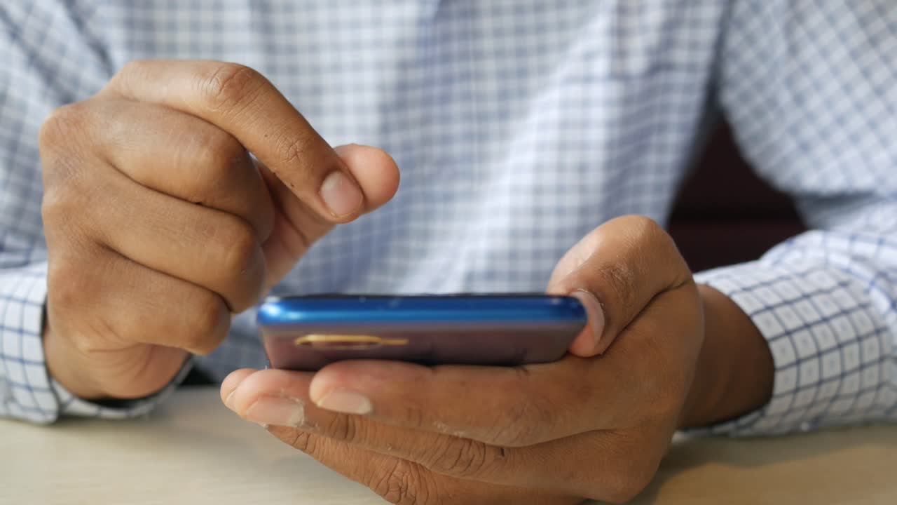 persona que utiliza un teléfono inteligente