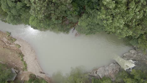 Drone-Descendiendo-En-Currumbin-Rock-Pools-En-Currumbin-Valley,-Queensland,-Australia