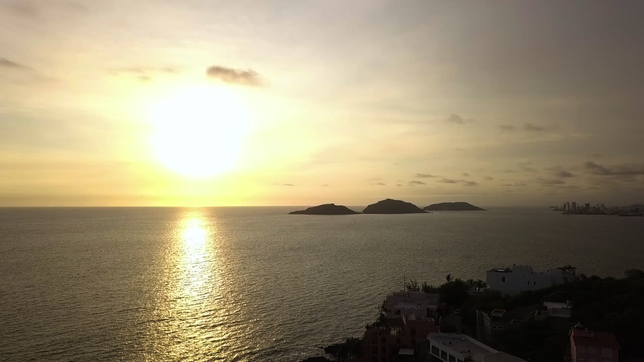 mazatlan, 멕시코에서 큰 강렬한 노란색 태양 바다