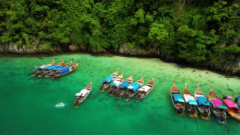 Traditional-Thai-long-tail-boats-moored-next-to-each-other,-Pi-Leh-Lagoon