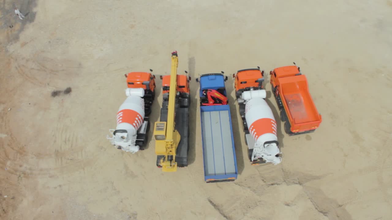 콘크리트 서와 트럭을 가진 건설 현장