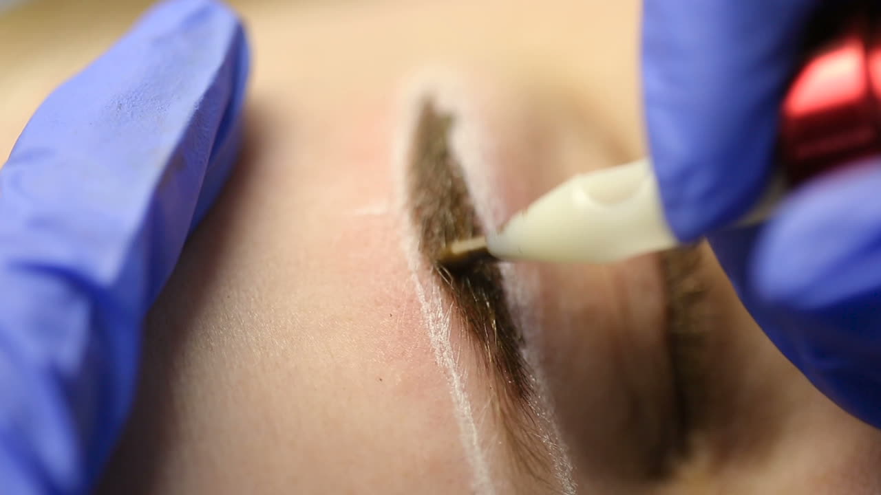 Master making permanent eyebrow make up