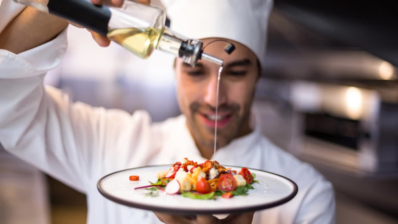un chef caucásico sonriente con un delantal preparando comida en una cocina profesional