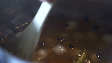 las bayas de enebro y las cebollas se cocinan para hacer pepinos encurtidos