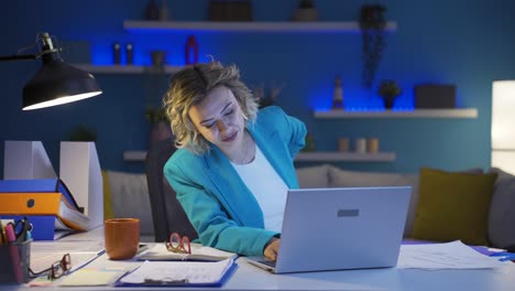 Frau,-Die-Im-Home-Office-Arbeitet,-Hat-Schmerzen-Im-Unteren-Rücken.