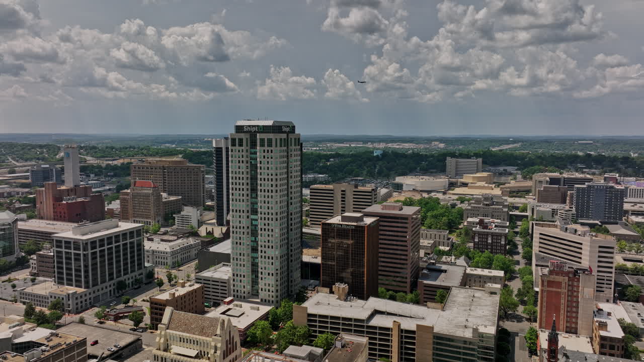 birmingham alabama aéreo v20 cinemático volar alrededor de la ciudad central, condominio federal de la ciudad de paso elevado que captura el paisaje urbano del centro y el vecindario de las alturas de la fuente - filmado con el cine mavic 3 - mayo de 2022