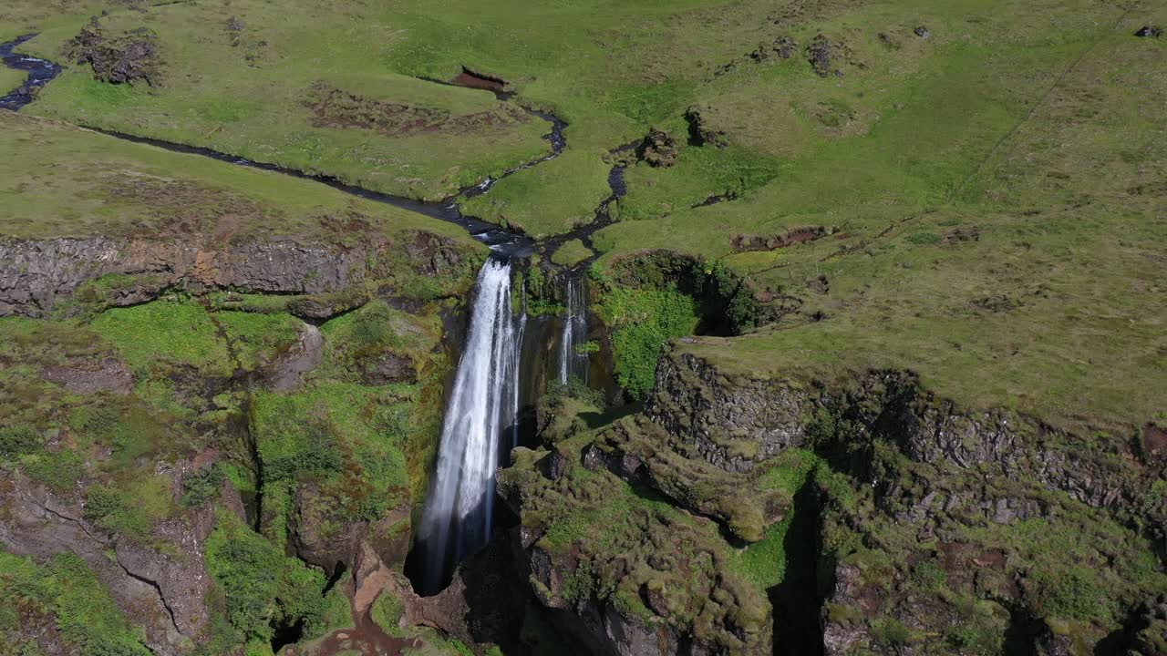 cascada en islandia aérea 4k hacia adentro y hacia abajo