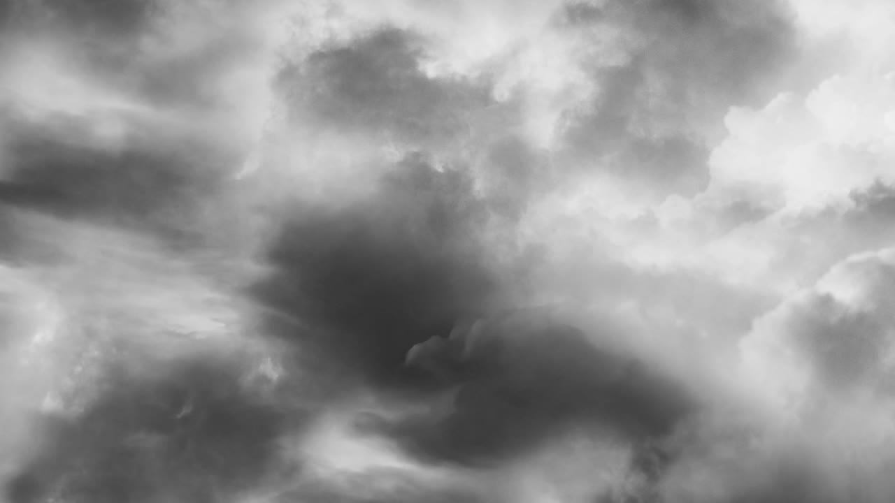 어두운 하늘의 뇌우와 번개의 전망