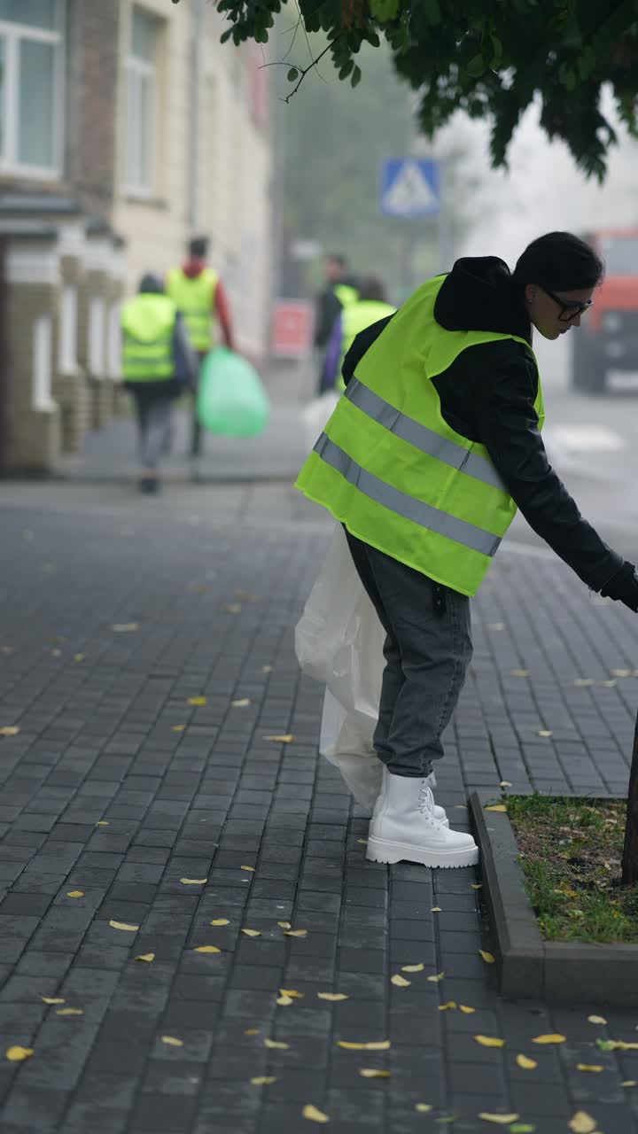 una mujer limpiando la calle.