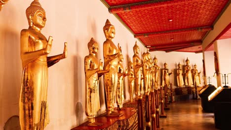 filas de estatuas de oro de buda en wat pho