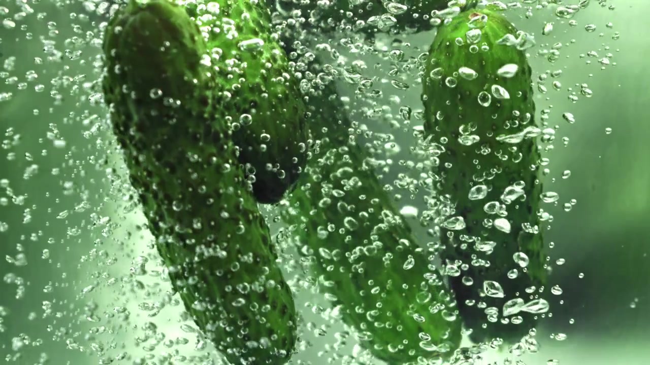 Cetrioli verdi freschi immersi in acqua frizzante