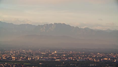 montaña resegone y paisaje urbano de milán, vista desde arriba