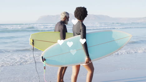 caminando por la playa con tablas de surf, formas de corazón animación sobre el fondo del océano