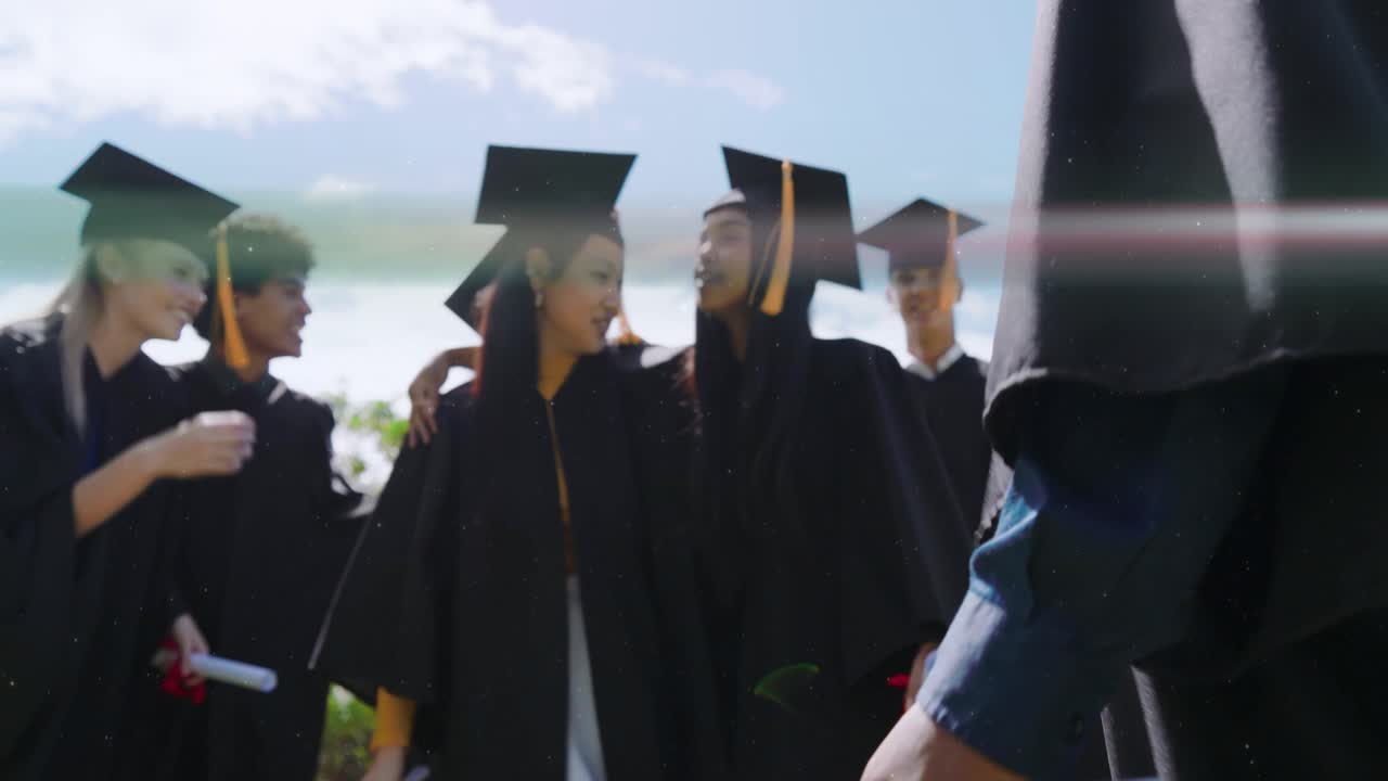 Studenti laureati che si avvicinano mentre un altro studente gli corre incontro e li abbraccia stringendo i diplomi, riflesso della lente sui loro volti, per celebrare la laurea