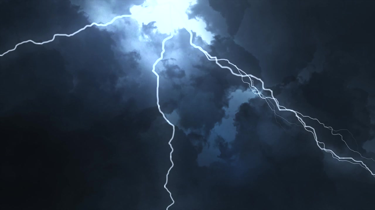 Espectaculares rayos realistas 4K en el cielo nocturno, cayendo del cielo, fondo en bucle.