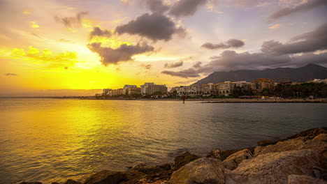 puesta de sol sobre la bahía del mar mediterráneo cerca de la ciudad de benalmádena en españa