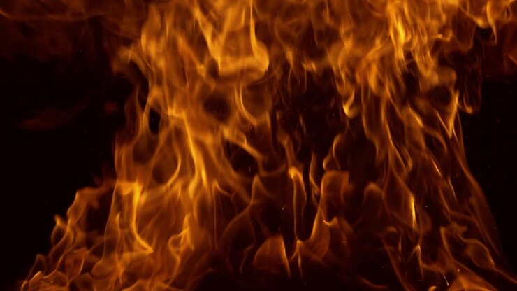 Llamas de fuego sobre fondo negro en cámara lenta