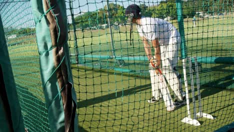 Jugadores-De-Cricket-Practicando-En-Las-Redes-Durante-Una-Sesión-De-Práctica