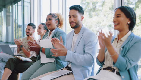 aplauso, gente de negocios y sonrisa en la conferencia
