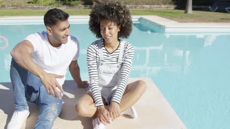 Pareja-Joven-Relajándose-Al-Sol-En-Una-Piscina