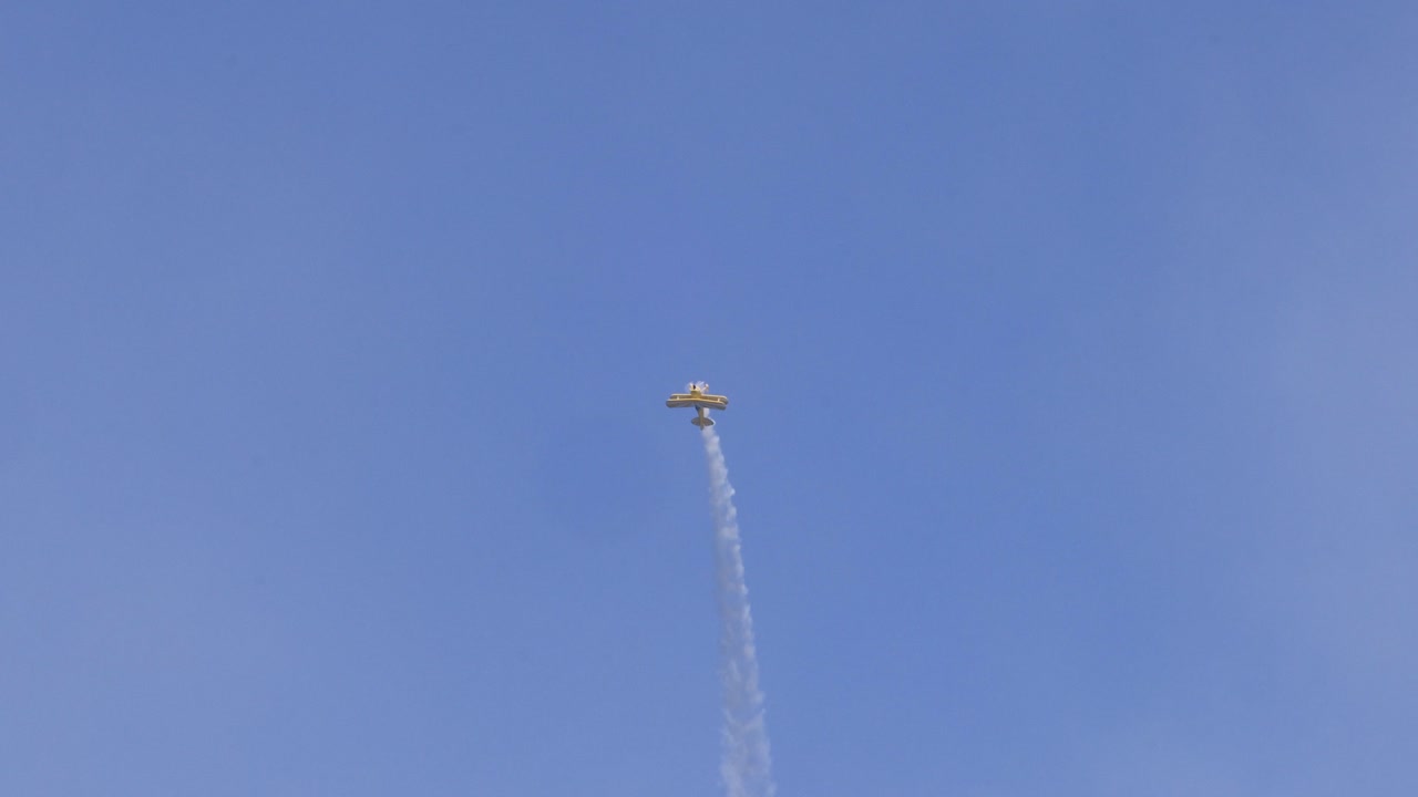 스턴트 비행기가 하늘을 돌아다니며 뛰어내린다