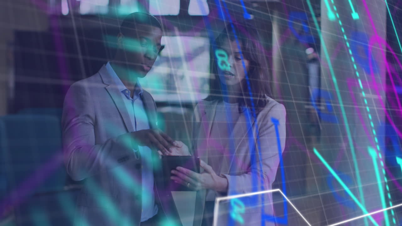 animación del procesamiento de datos financieros sobre diversas personas de negocios en la oficina