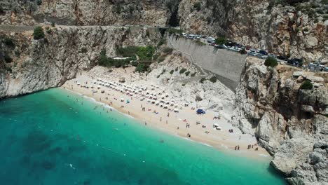 la increíble y hermosa playa de kaputaş en la región de antalya en turquía.