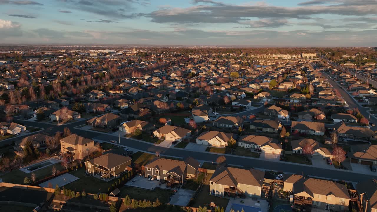 Kiertävä ilmakuva kodeista Kennewickissä, Washingtonissa, auringonlaskun aikaan.