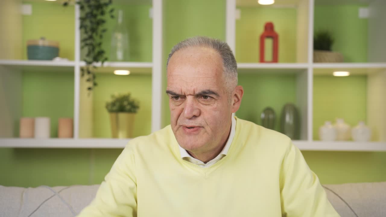 el jubilado sarcástico y senil que se enoja con todo está en casa con un ceño fruncido.