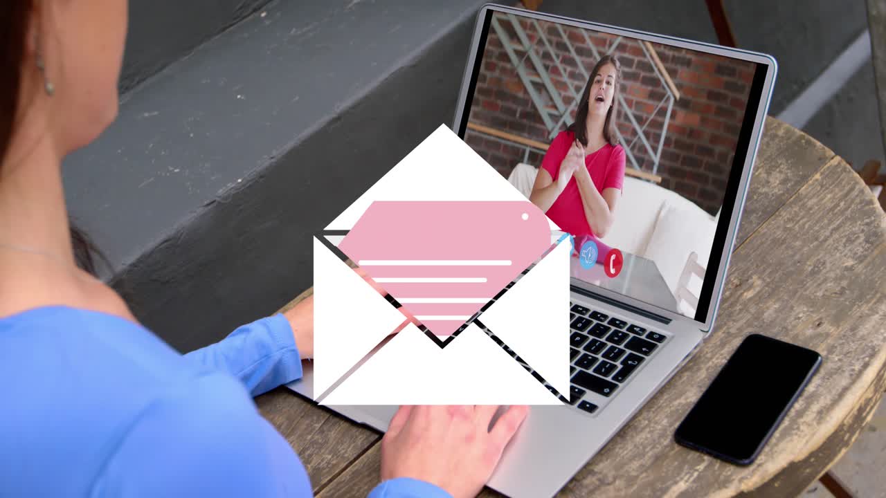 Animazione di icona e-mail su donna caucasica in videochiamata al laptop