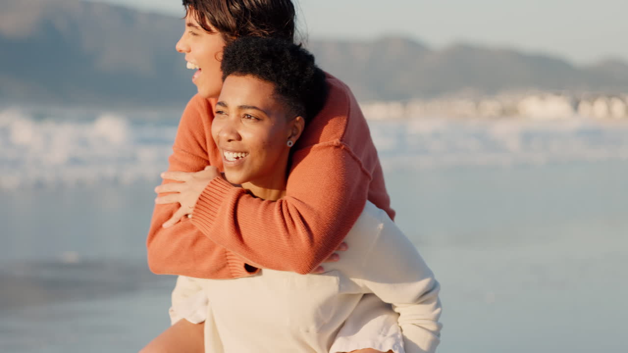 libertad, lesbiana y pareja en la playa