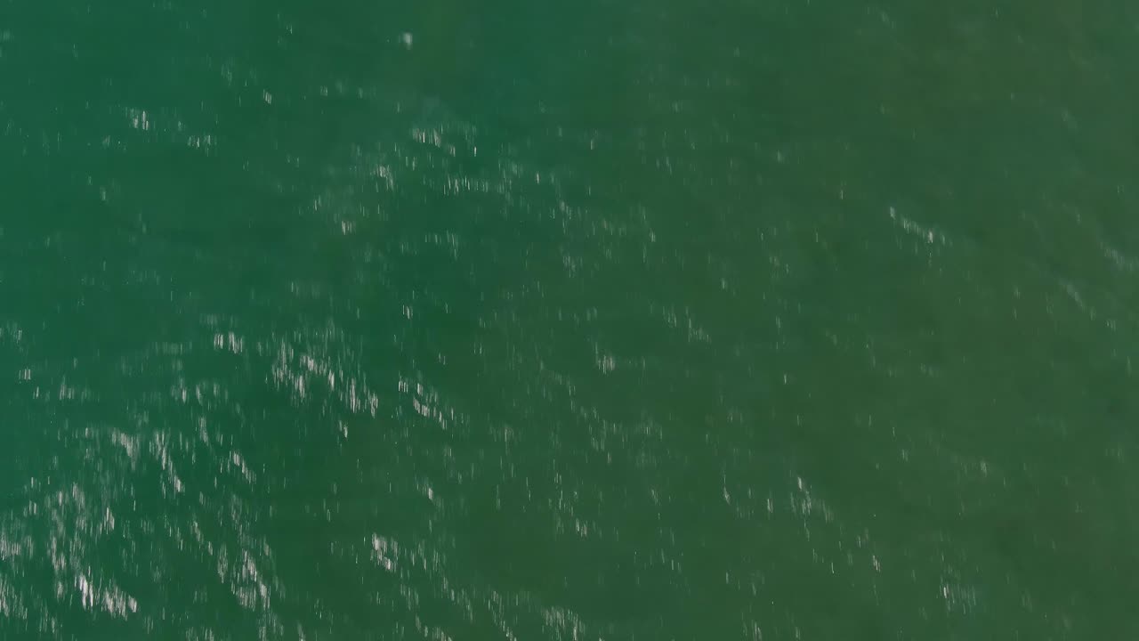 agua a la majestuosa isla montañosa vista inclinada hacia arriba, mar mediterráneo