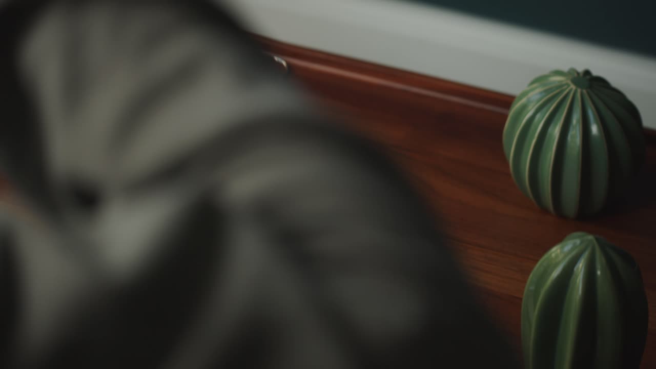 primer plano de la persona que toma espresso fresco de mesa de madera en la oficina y bebe