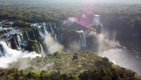 toma aérea de las cataratas del iguazú en brasil y argentina, hermosa vista de drones