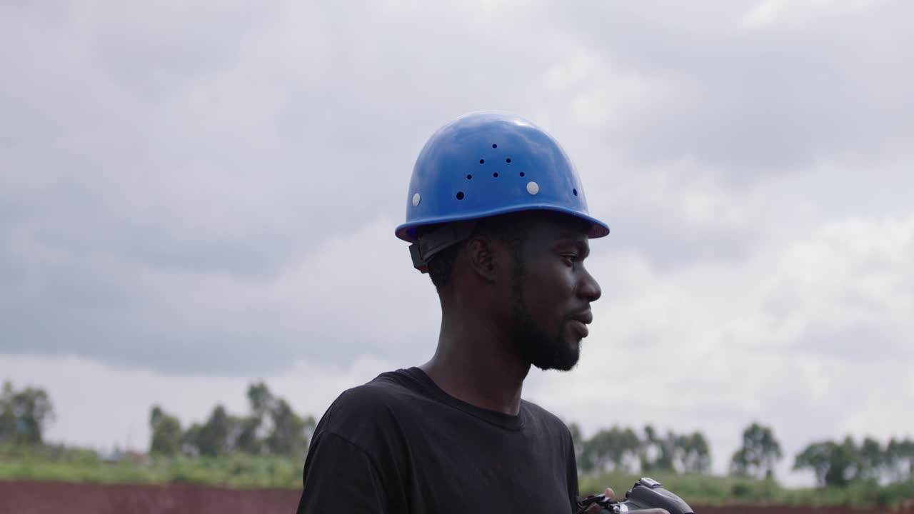 Ingegnere africano con fotocamera che documenta il processo di costruzione in cantiere