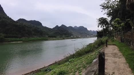 Der-Con-Fluss-Entspringt-Im-Norden-Vietnams-Und-Fließt-Durch-Den-Phong-Nha