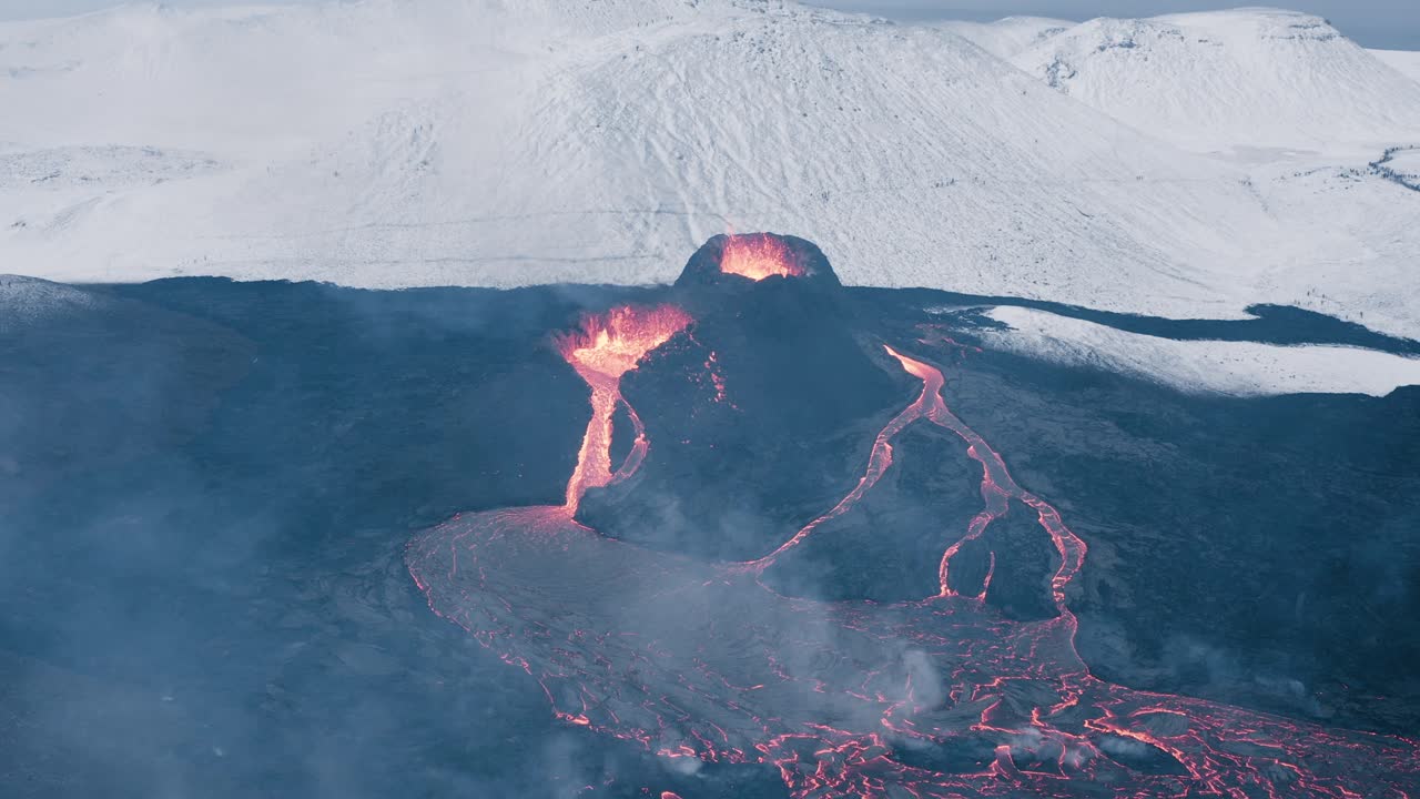Magma incandescente sale dalla crosta terrestre dal vulcano islandese Geldingadalsgos.
