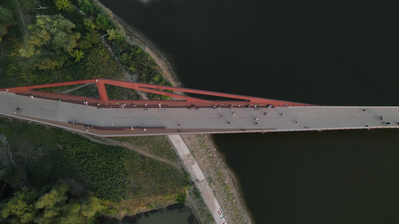 바르샤바 의 비스라 강 을 가로지르는 다리 에서 걸어가는 보행자 들, 위 에서 아래 로 보이는 모습