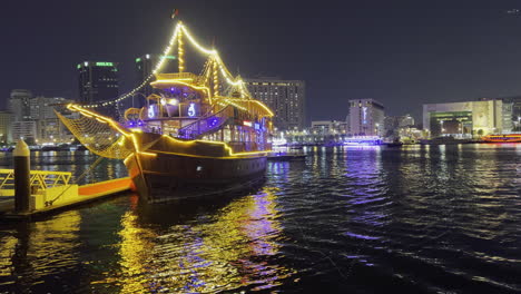 Kreuzfahrtschiff-In-Old-Dubai-Wartet-Darauf,-Dass-Leute-Einschiffen