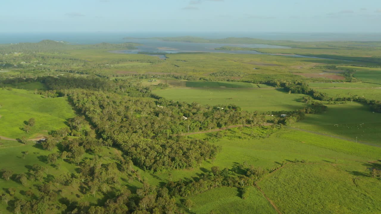 vista panorámica aérea del campo verde rural y el horizonte costero en australia, drone 4k