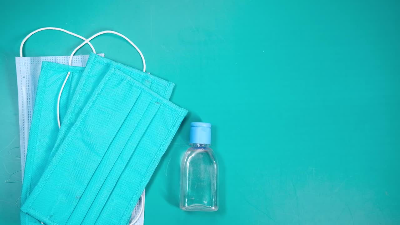 보호를 위해 얼굴 마스크와 손 소독제