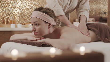 junge frau genießt eine rückenmassage