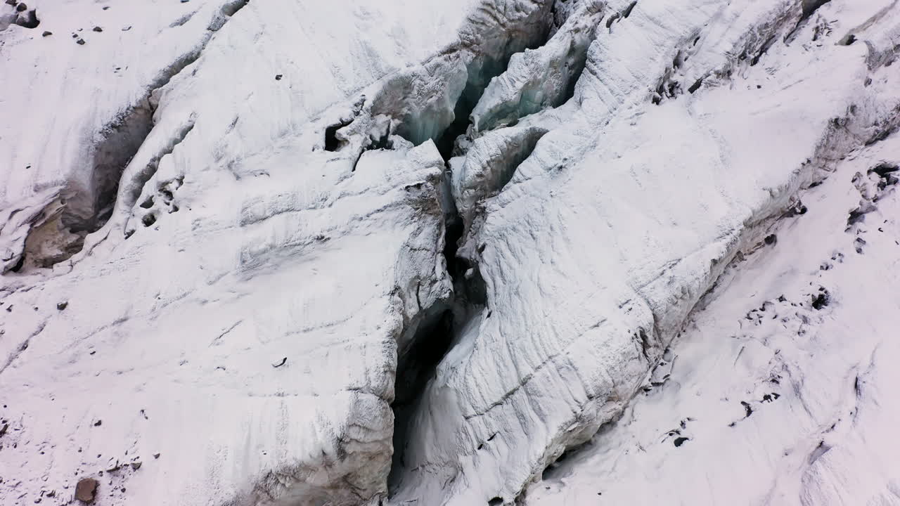 cinemática reveladora toma de drones de una gran grieta en el glaciar ak-sai en kirguistán