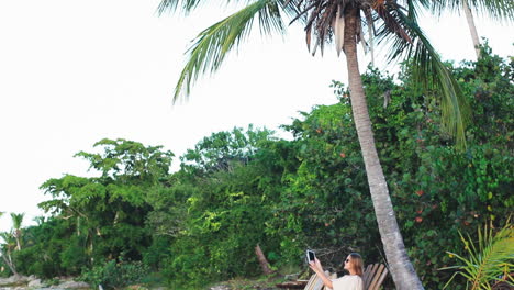 Mujer-En-La-Playa-Haciendo-Fotos-Con-Pad