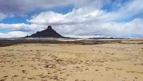 Turista-Anónimo-Caminando-En-El-Valle-Cerca-De-La-Montaña-En-EE.UU.